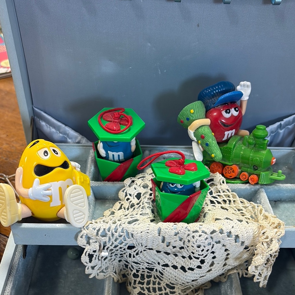 M&M's Collectibles
Yy